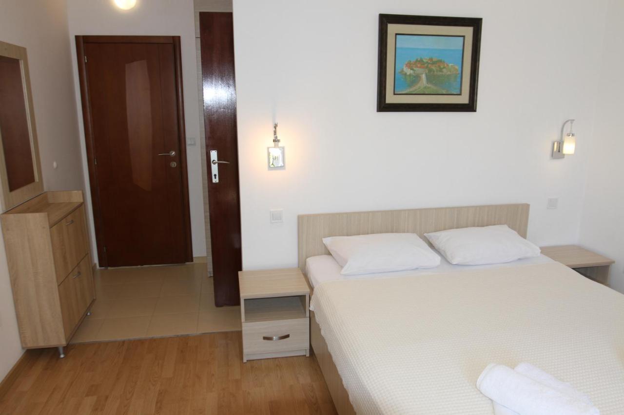 Apartments Muhar Sveti Stefan Bagian luar foto