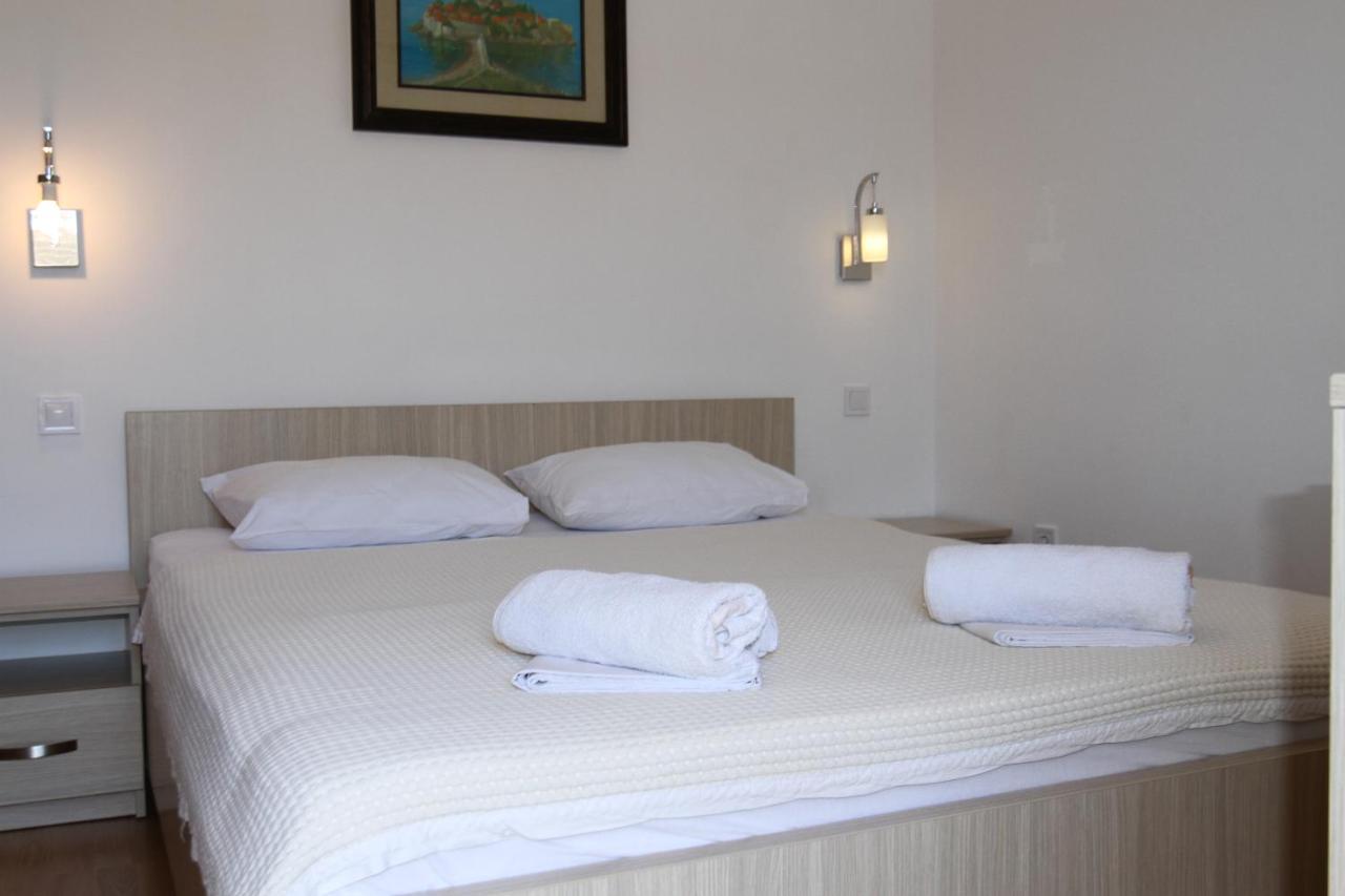 Apartments Muhar Sveti Stefan Bagian luar foto